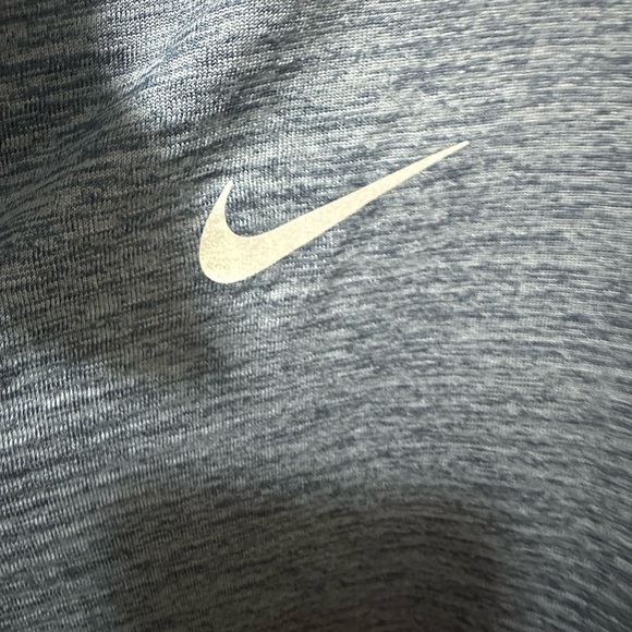 Nike Women's NIKE ELEMENT LONG SLEEVE Size Medium NWOT - Picture 3 of 5